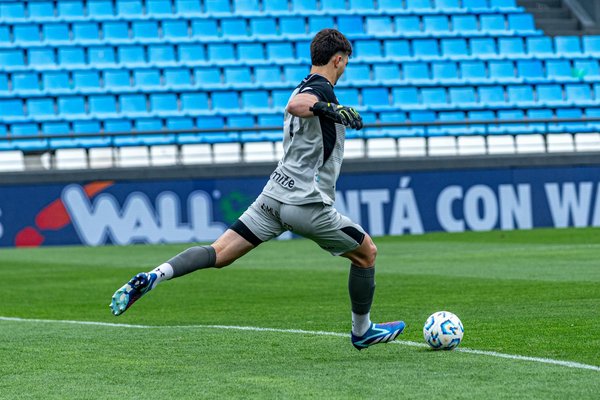 How does altitude training benefit endurance athletes in terms of VO2 max?