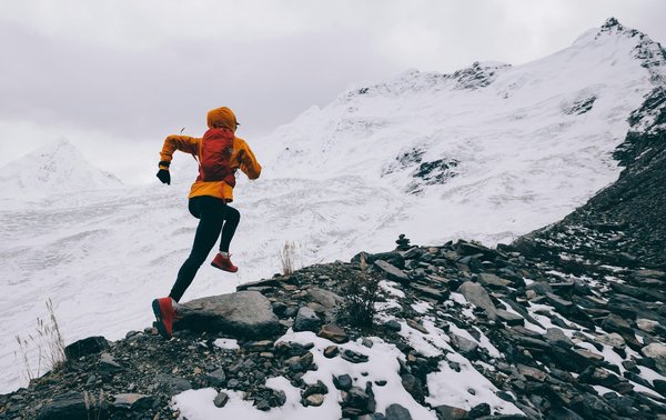 What are the key benefits of altitude training for UK marathon runners?